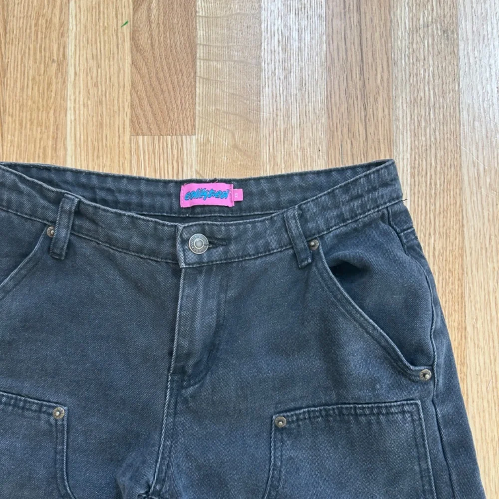 edikted carpenter low rise jeans - Picture 3 of 3